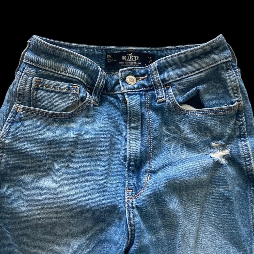 Hollister - Ultra High Rise Mom Jean W24 L27